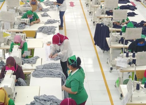 Garment workersto receive food from their factory during lunch time. This food is freely provided by their factory in order to ensure that workers eat healthy and hygienic food. 