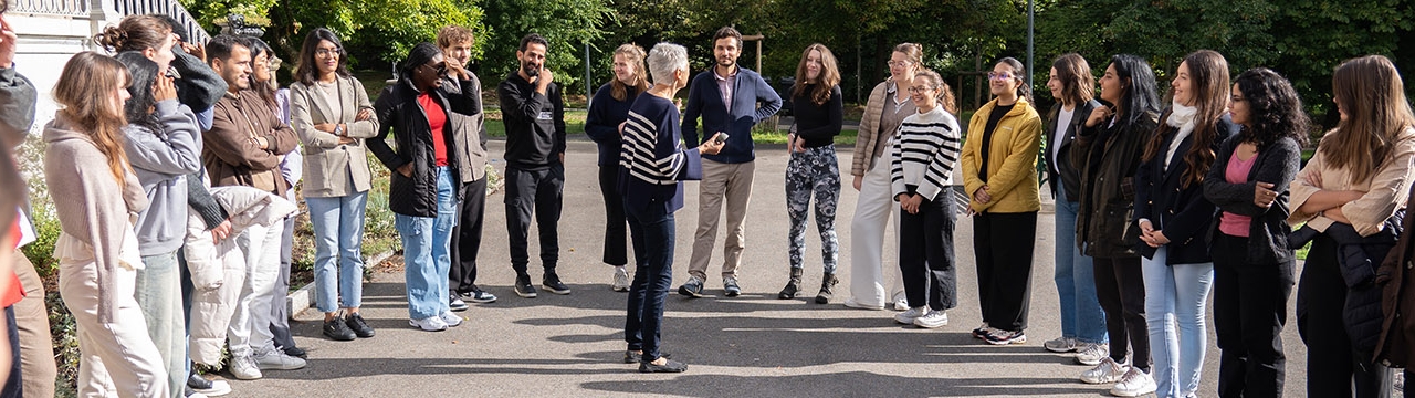 A Geneva Academy teaching assistant during a tutorial