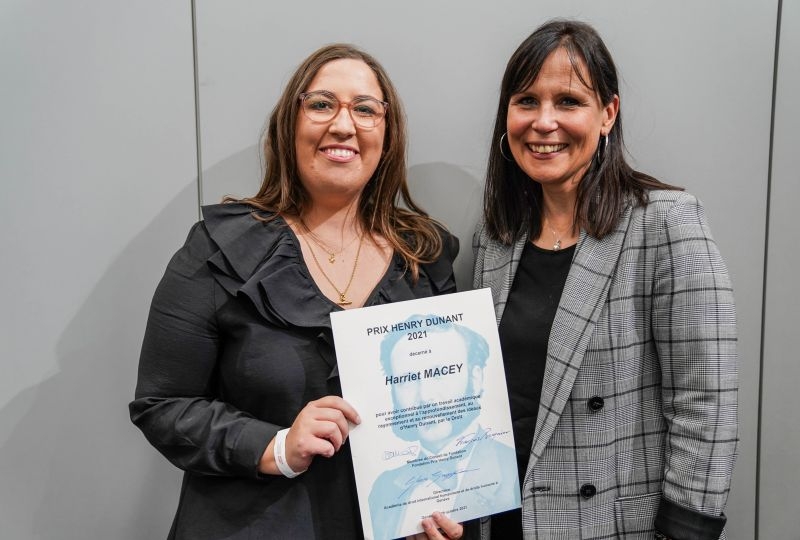 Harriet Macey with the 2021 Henry Dunant Research Prize 